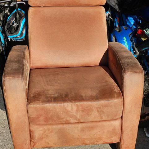 (RESERVERT Man.12.) Recliner m/Fotskammel - Semsket Skinn