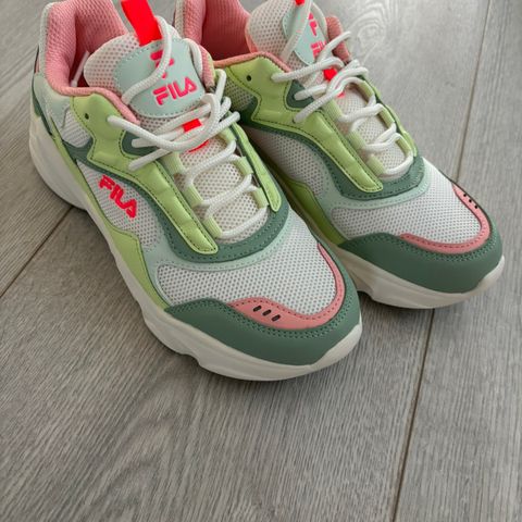 Fila str 38