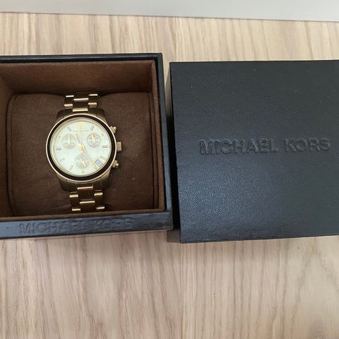 Michael Kors klokke selges