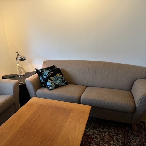 sofa og bord