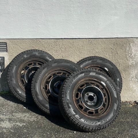 Lite brukt! Piggfrie vinterdekk 195/65R15 - Pirelli ice zero - Ca 5.000km