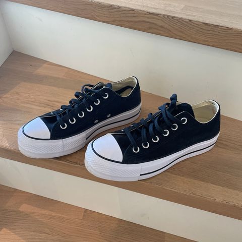 Svarte converse str 37