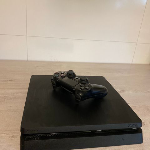 PS4 + 1 Kontroller Selges billig!