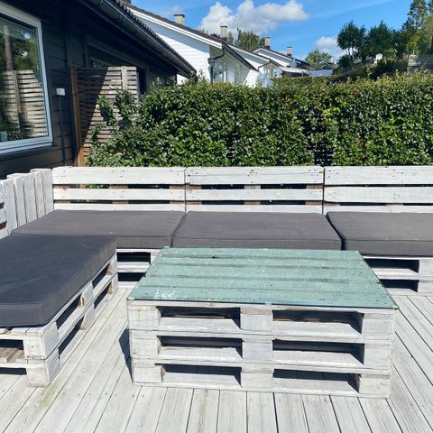 Pallesofa og -bord med puter