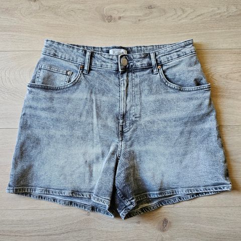 Grå denim shorts (42)