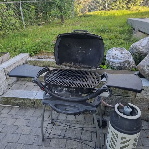 Weber Grill med nesten hel gas flaske