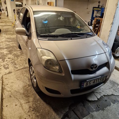 Toyota yaris 2010 vvti selges i deler