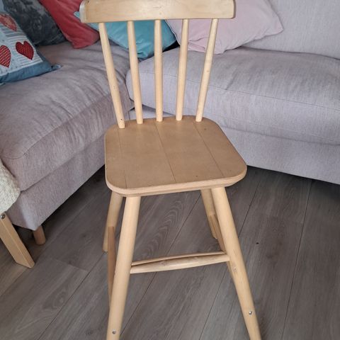 Høy barnestol fra IKEA.