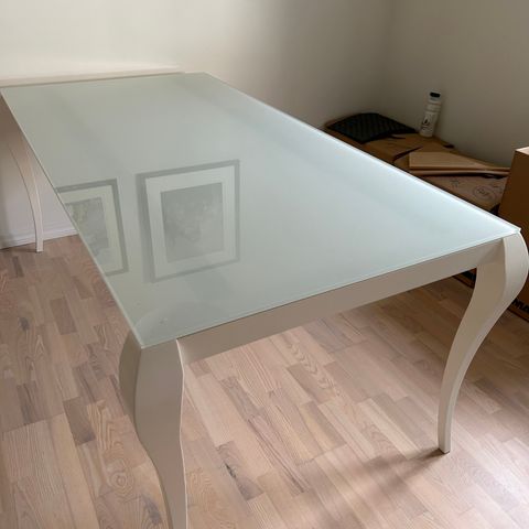 Pent bord  m/ hvit glassplate (og hvitmalte treben)