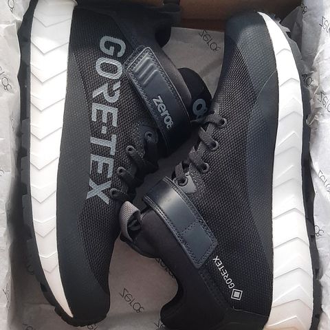 Goretex sneakers  str. 37