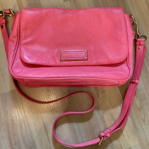 Marc by Marc Jacobs nydelig rosa messenger bag i skinn.