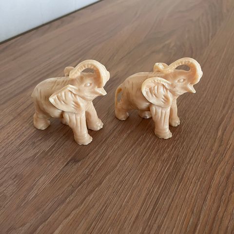 Elefant figurer av elfenben