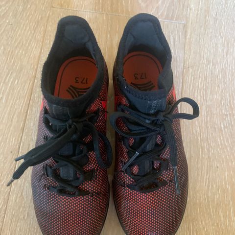 Adidas fotballsko str 32( 17.3)