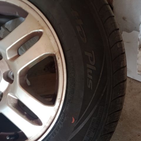 205/70R15. Nesten nye dekk med felger til salgs til Honda CR-V. 1000 kr.