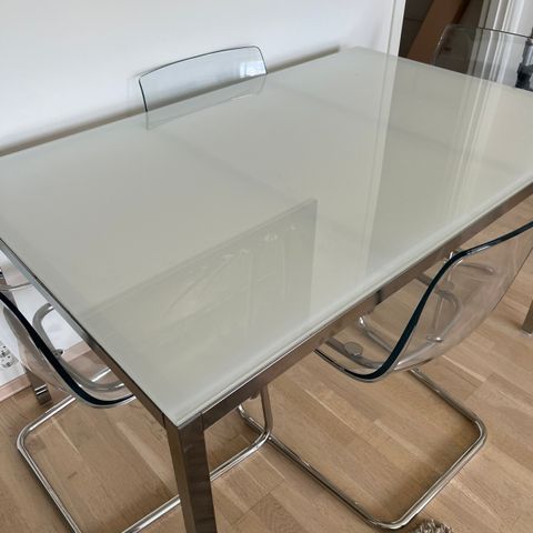 Spisebord med 4 stoler 135x85 cm H 75