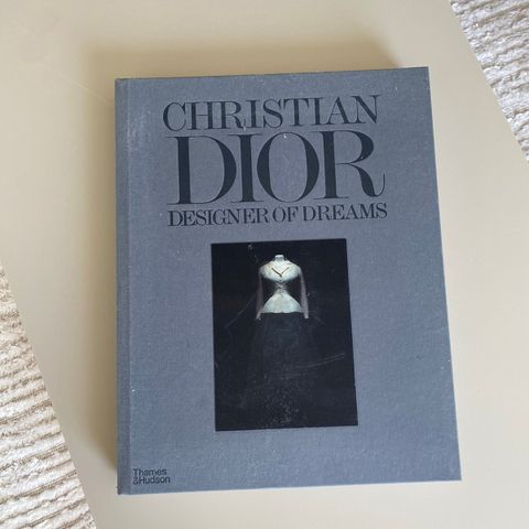 Christian Dior bok selges billig!