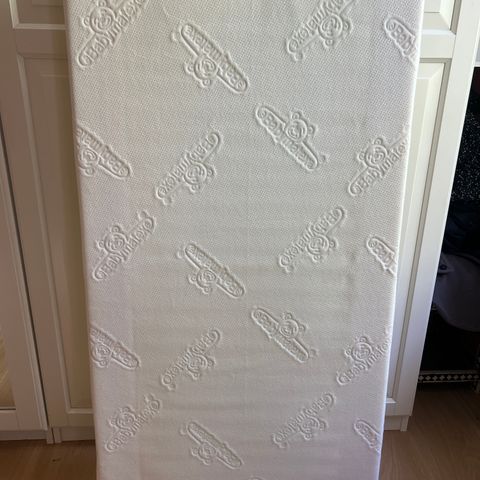 Madrass til barneseng 60 x 120 cm som ny - Veil. Pris: 1 199 kr!