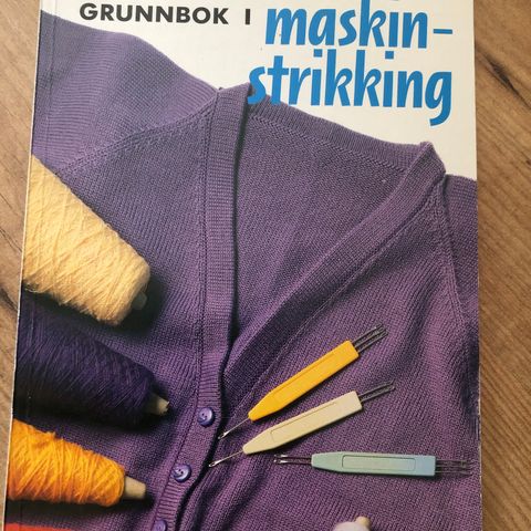 T.Frønsdal:»Grunnbok i maskinstrikking»