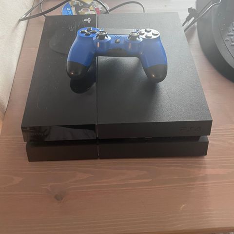 Playstation 4 med ratt/pedaler, mikrofoner og 7 spill