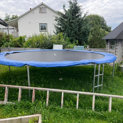 Trampoline med sikkerhetsnett