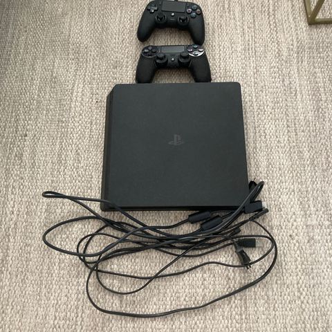 PlayStation 4 med ladekabel og hdmi1