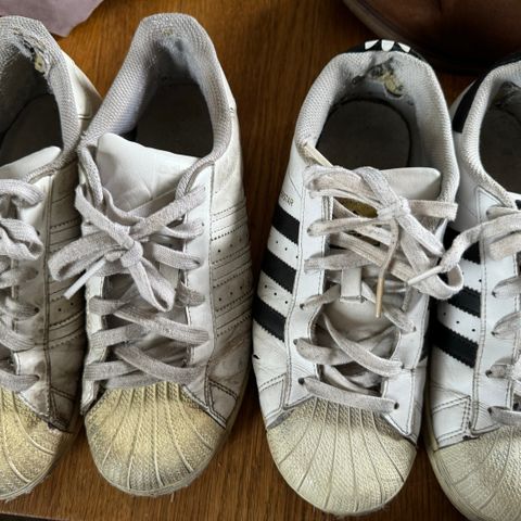 2 par klassiske Adidas Superstar sneakers hvite, str 38,5