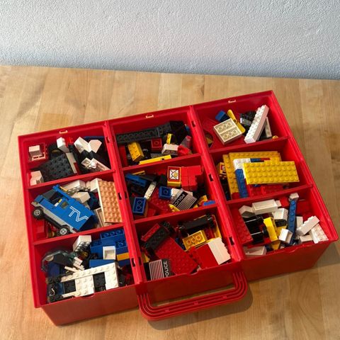 Legokoffert full av Lego