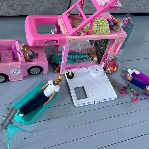 Barbie campingbil med dukker, båt og annet tilbehør