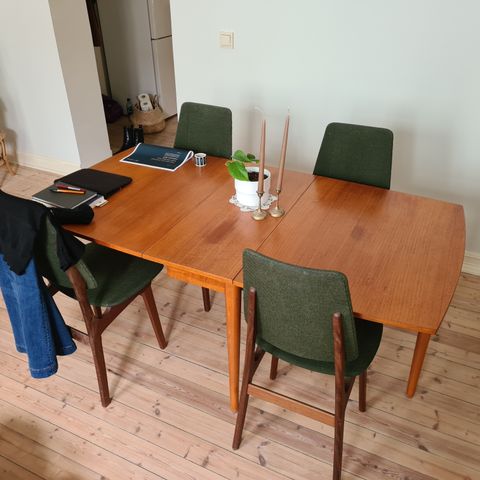 Spisebord i teak RESERVERT