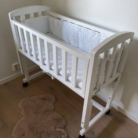 Jack and Lilly Bedside crib/ sideseng med madrass og Troll laken. Justerende