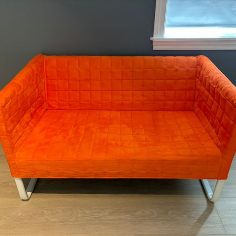 Knall orange 2-seters sofa fra Ikea til salgs