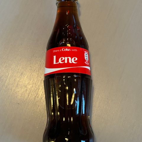 Coca Cola flaske. Eldre, uåpnet. I perfekt stand. Navn Lene.