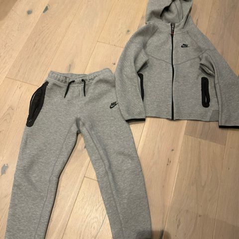 Nike treningsdress / joggedress - gutt, størrelse L (10-12 år)