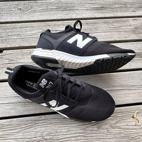 Svart New Balance sko 247 str 38,5