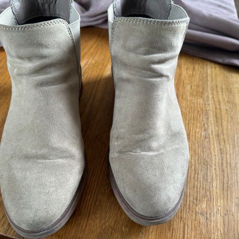 Ekstra brede Chelsea boots, lysegrå, kjøpt i London, str 39