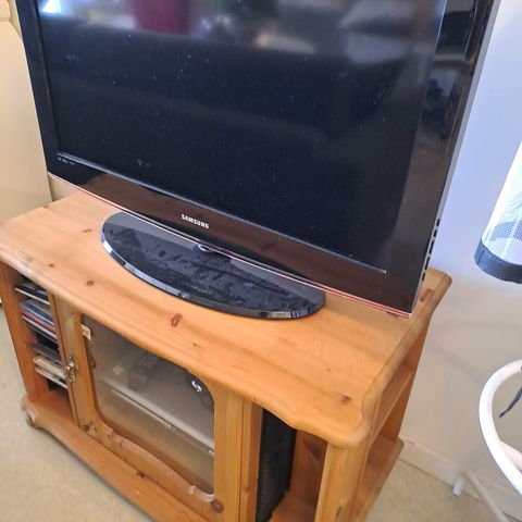 1 stk TV Samsung 32" evt med TV bord