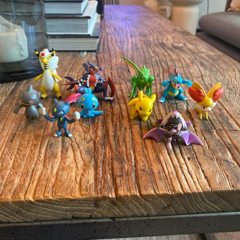 Pokemonfigurer selges ink. boks.