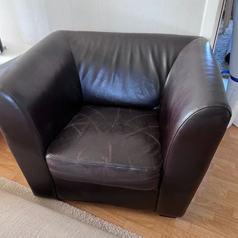 Reservert Sofagruppe I skinn. 3 seter, 2 seter, stol..