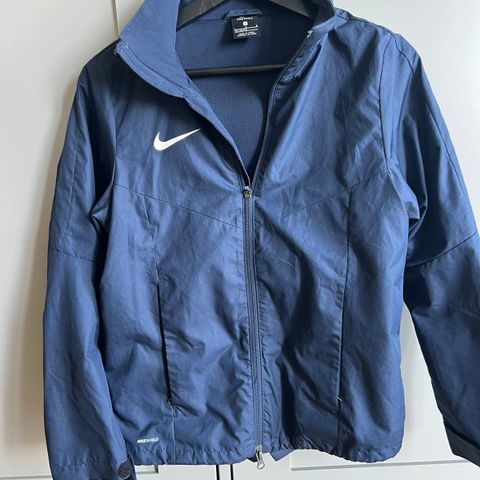 Nike Shield jakke str 12-14 år