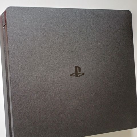 PlayStation 4 med 2 kontrollere