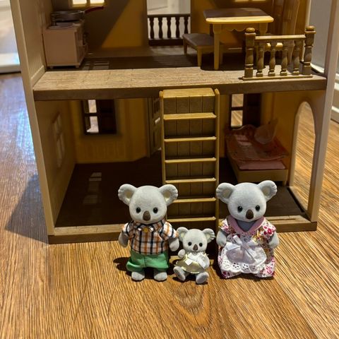 Sylvianian Families Red Roof Cosy Cottage - dukkehus med Koala Family