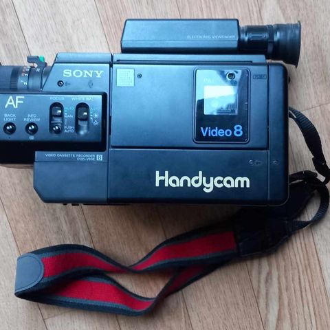 Sony Handycam (defekt) m/ veske, lader, batteri og ledning