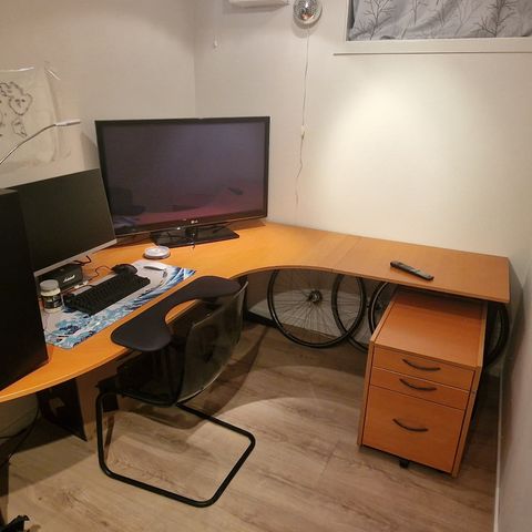 Big and spacious corner desk with a rolling drawers system