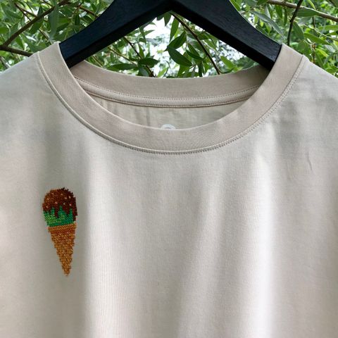 Håndbrodert t-shirt str.L,🍦