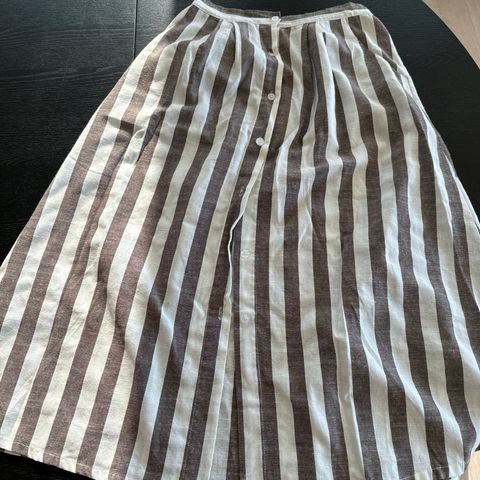 Linen skirt with brown and white stripes, buttons and pockets