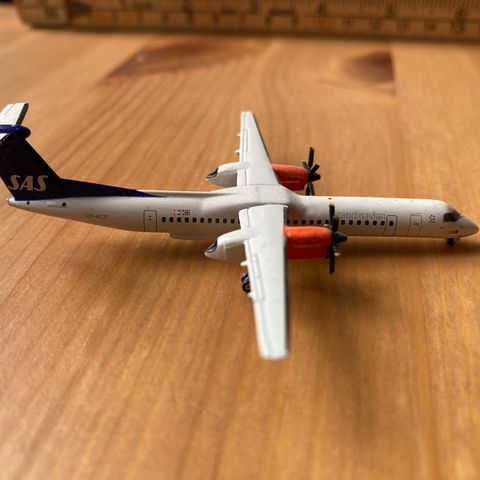 1:400 Gemini Jets SAS Dash8 Q400 Modellfly u/eske