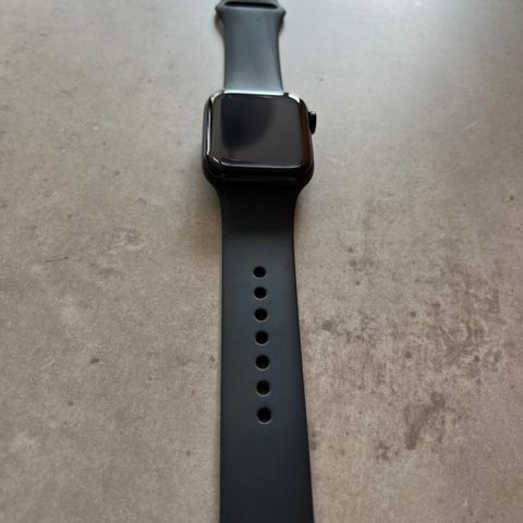 Apple Watch SE (2 .gen) 40 mm selges billig- nesten ubrukt.