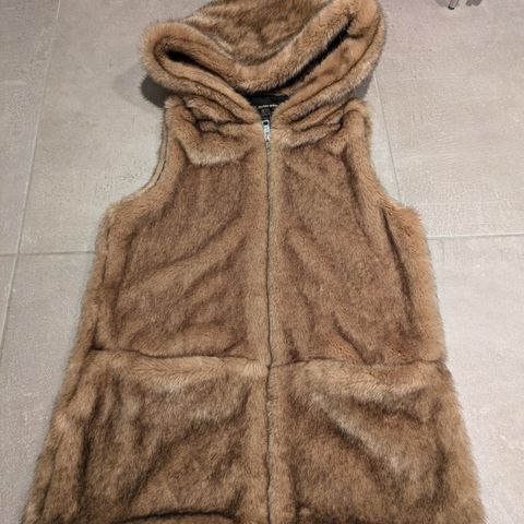 Faux fur vest fra Zara