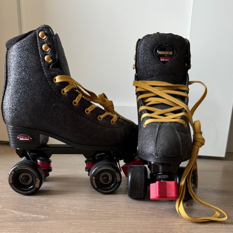 Nesten ubrukte rollerdisco rulleskøyter fra Rookie Rollerskates!