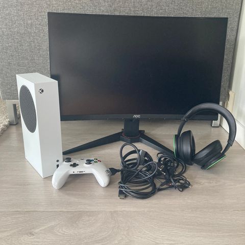 AOC gamingskjerm og Xbox headset